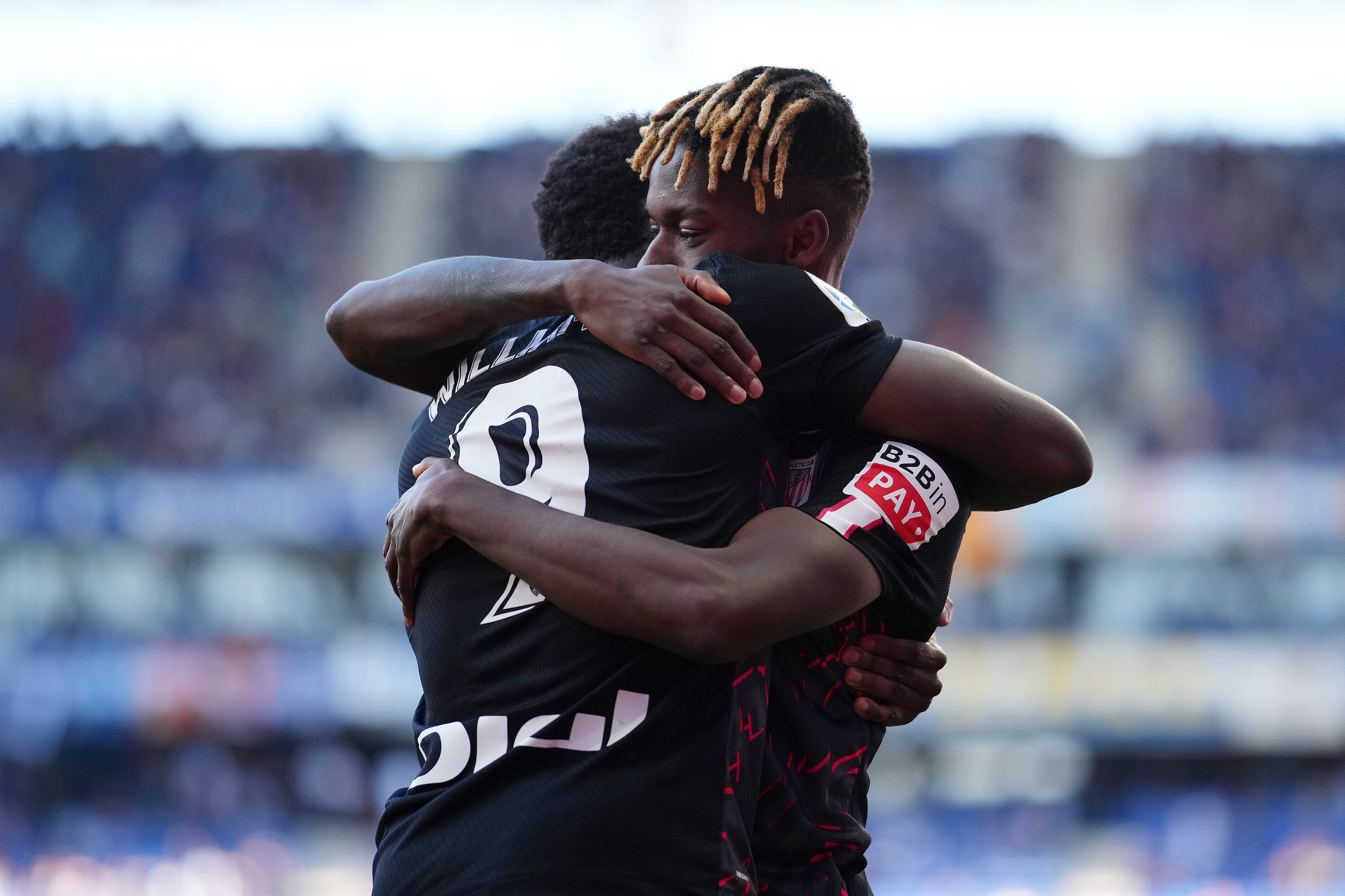 Nico e Iñaki Williams celebran el gol del primero en el RCDE Stadium