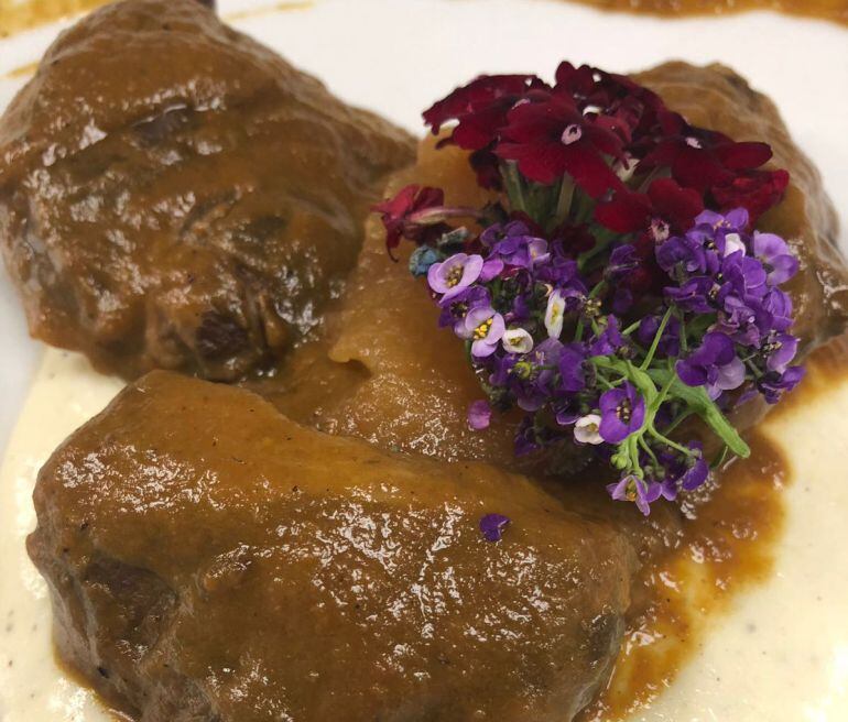 Carrilleras de cerdo glaseadas sobre cremoso de queso de cabra y compota de manzana