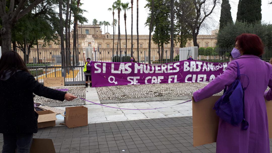 Acto simbólico en el Parlamento andaluz con motivo del 8M