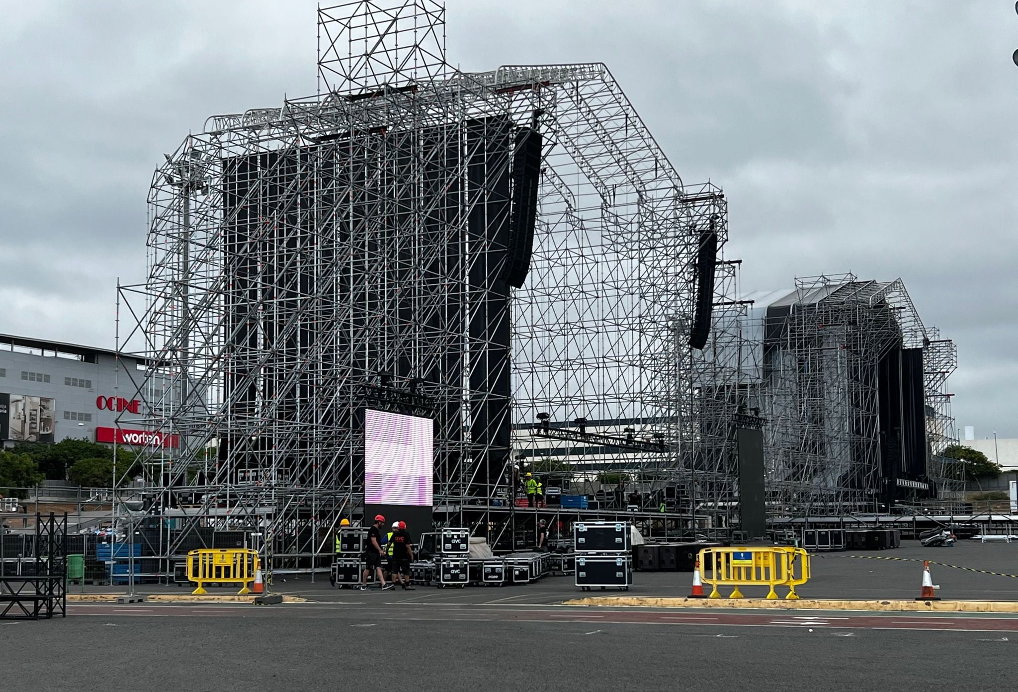 Preparación del escenario del Festival Boombastic en la isla de Gran Canaria