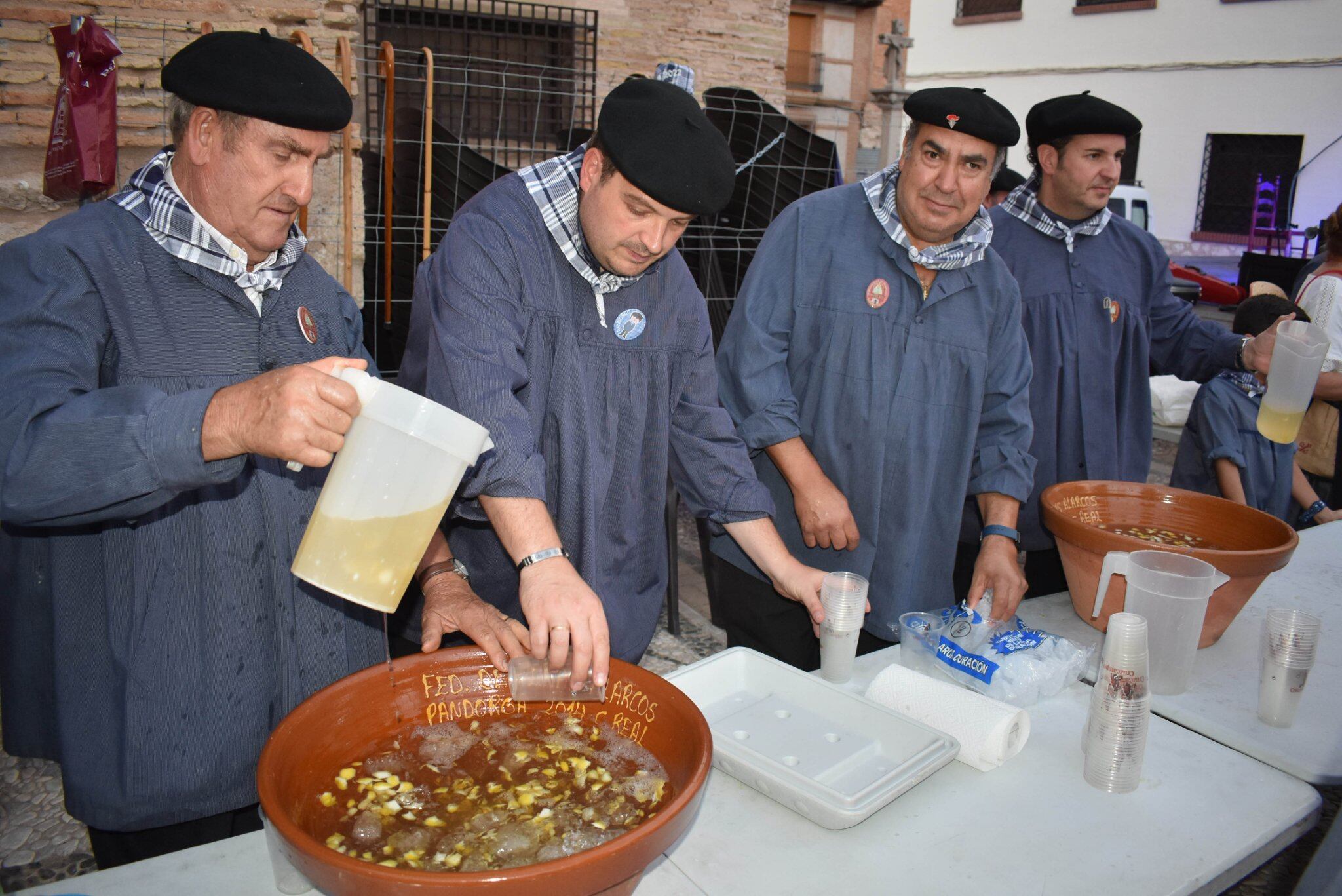 Miembros de la asociación de Pandorgos ofrecen &#039;limoná&#039; en las fiestas vecinales de Santiago Apóstol, en Ciudad Real