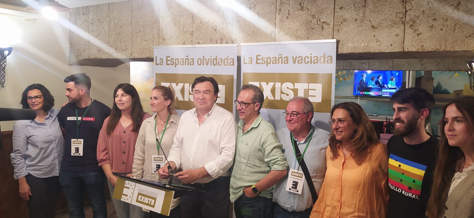 El candidato de Existe tras la derrota en las europea arropado por su equipo