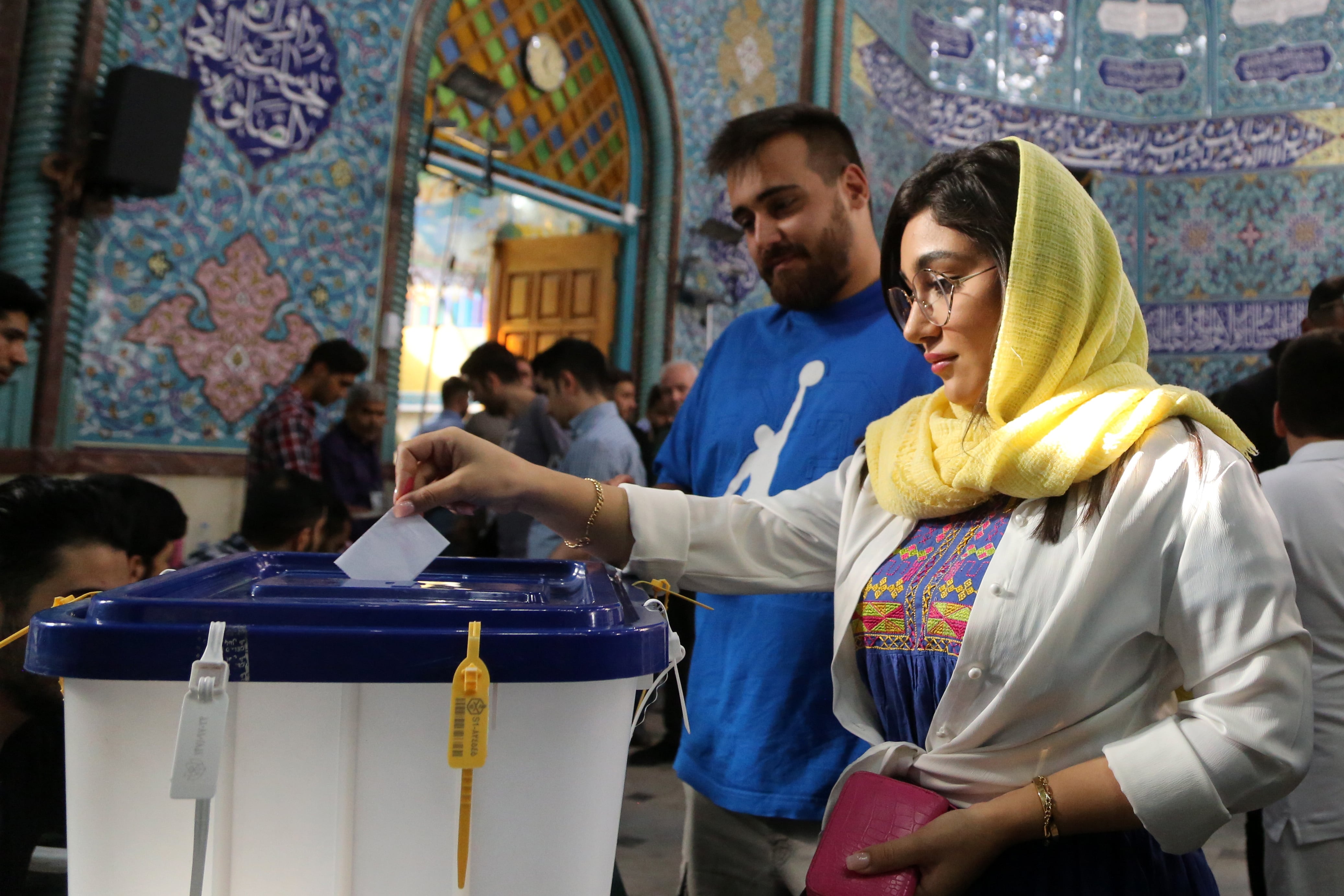 Iranís acuden a votar a su nuevo mandatario