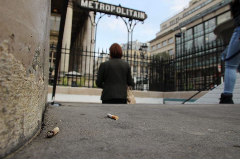 GRA009. PARÍS, 18/04/2015.- El gesto recurrente de tirar la colilla al suelo después de fumar un cigarrillo puede acabarse pronto para los ciudadanos de París, que se arriesgarán a una multa de hasta 68 euros por ensuciar los espacios públicos. Solo en la