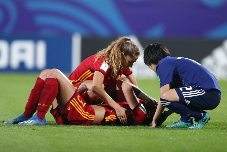 Laia Aleixandri y la japonesa Nana Ono consuelan a Berta Pujadas después de que España perdiese la final sub&#039;20