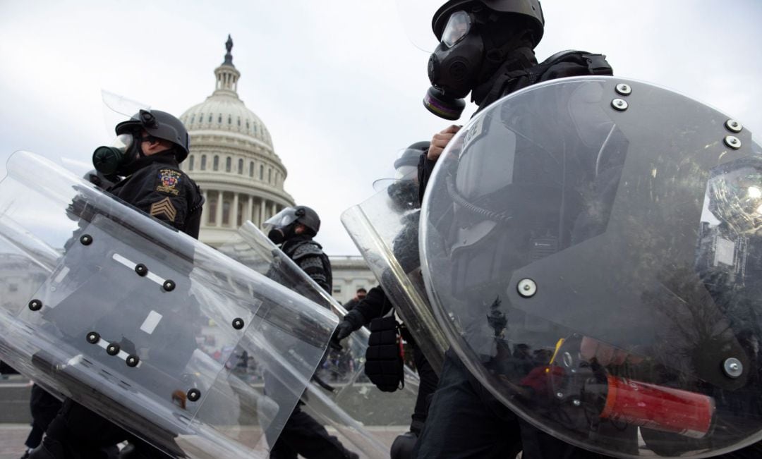 La policía responde ante los manifestantes seguidores de Donald Trump quienes irrumpieron en el Capitolio estadounidense.