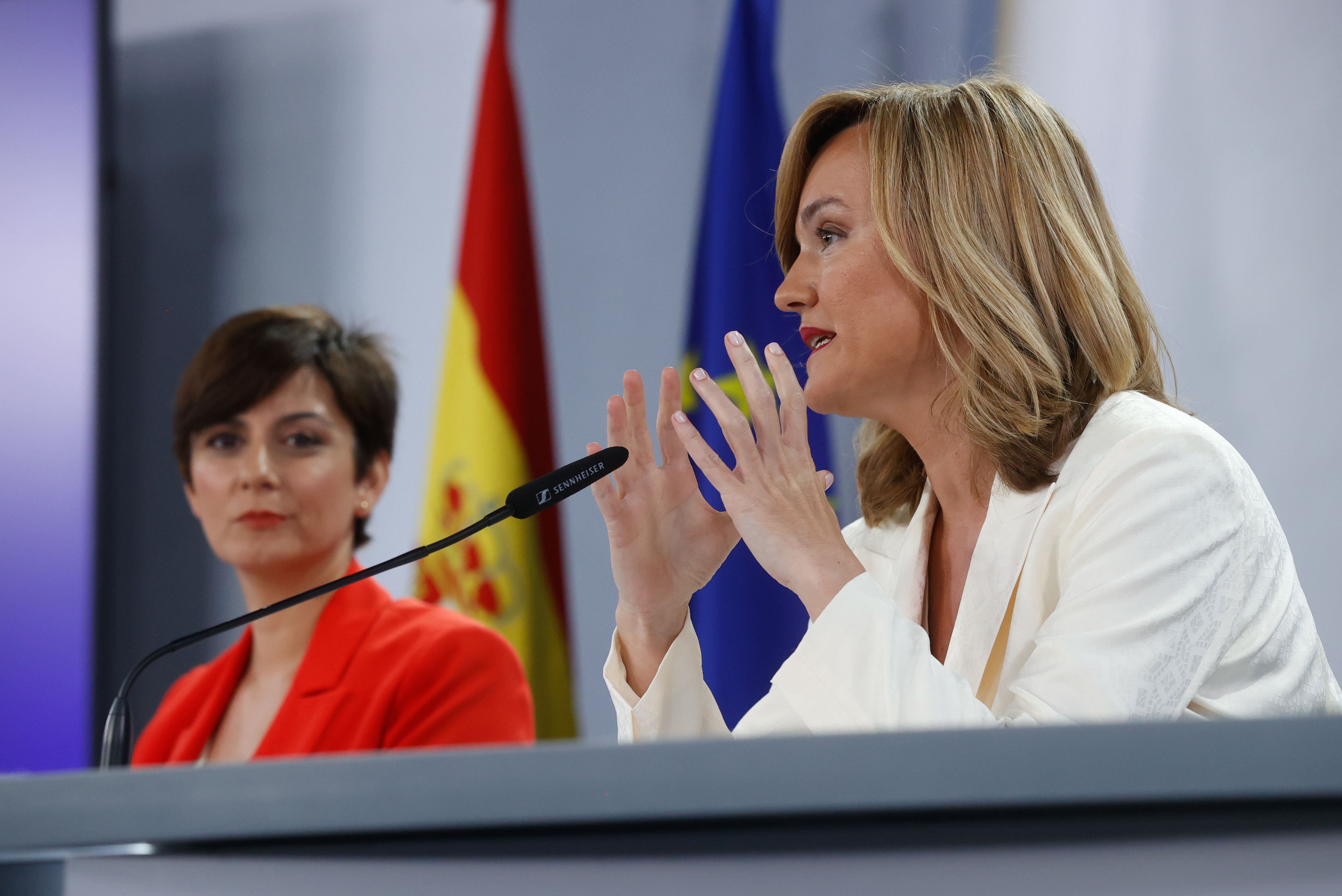 MADRID, 03/05/2023.- La ministra de Educación y Formación Profesional, Pilar Alegría (d), interviene en presencia de la ministra de Política Territorial y Portavoz del Gobierno, Isabel Rodríguez, durante la rueda de prensa posterior a la reunión del Consejo de Ministros, este miércoles en el complejo del Palacio de la Moncloa, en Madrid. EFE/ Juan Carlos Hidalgo
