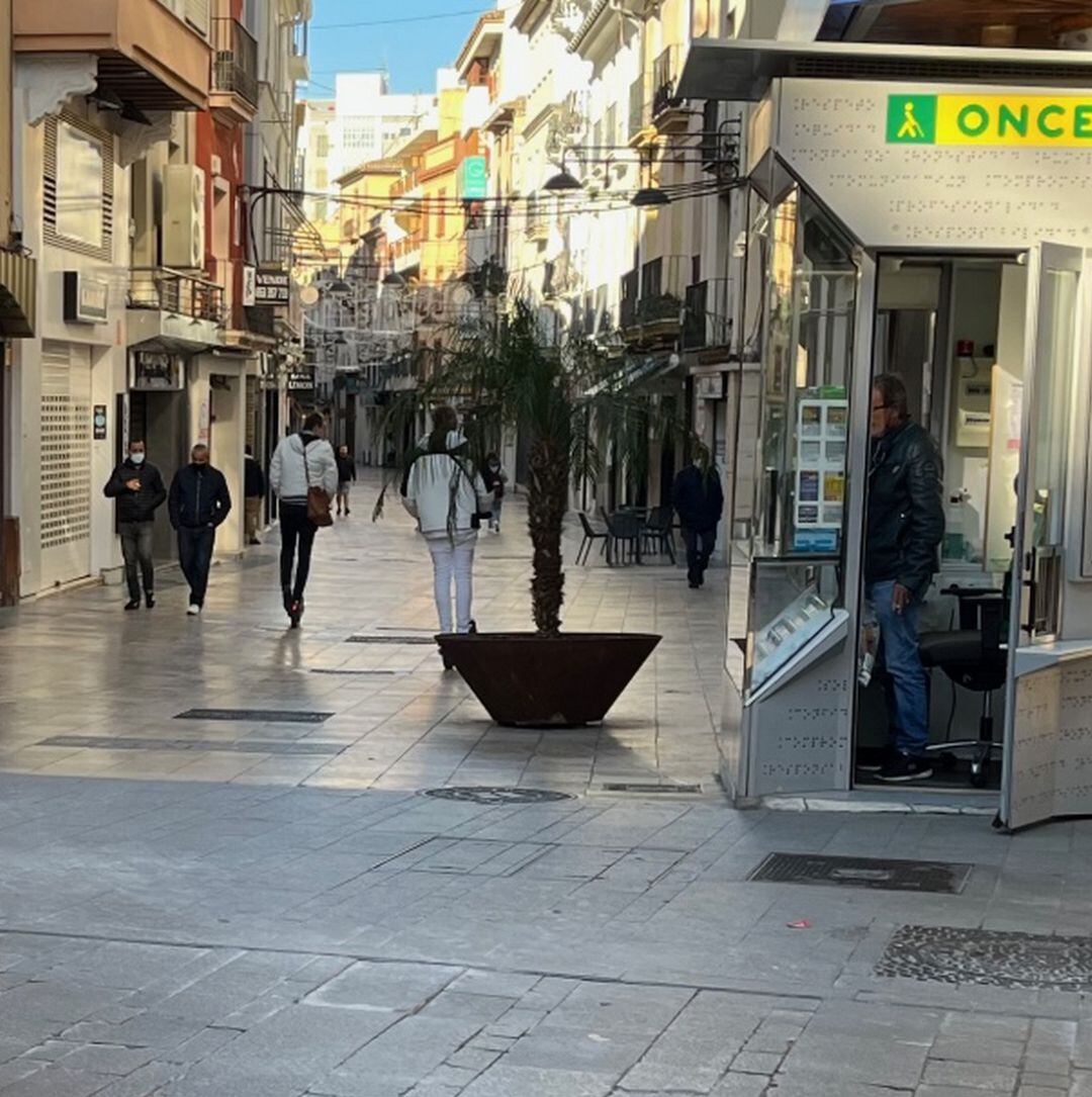 Usuarios de patinetes en la calle Mayor de Gandia