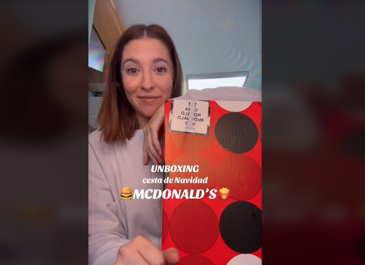 Natalia, trabajadora de McDonald&#039;s, enseña su variada cesta de Navidad