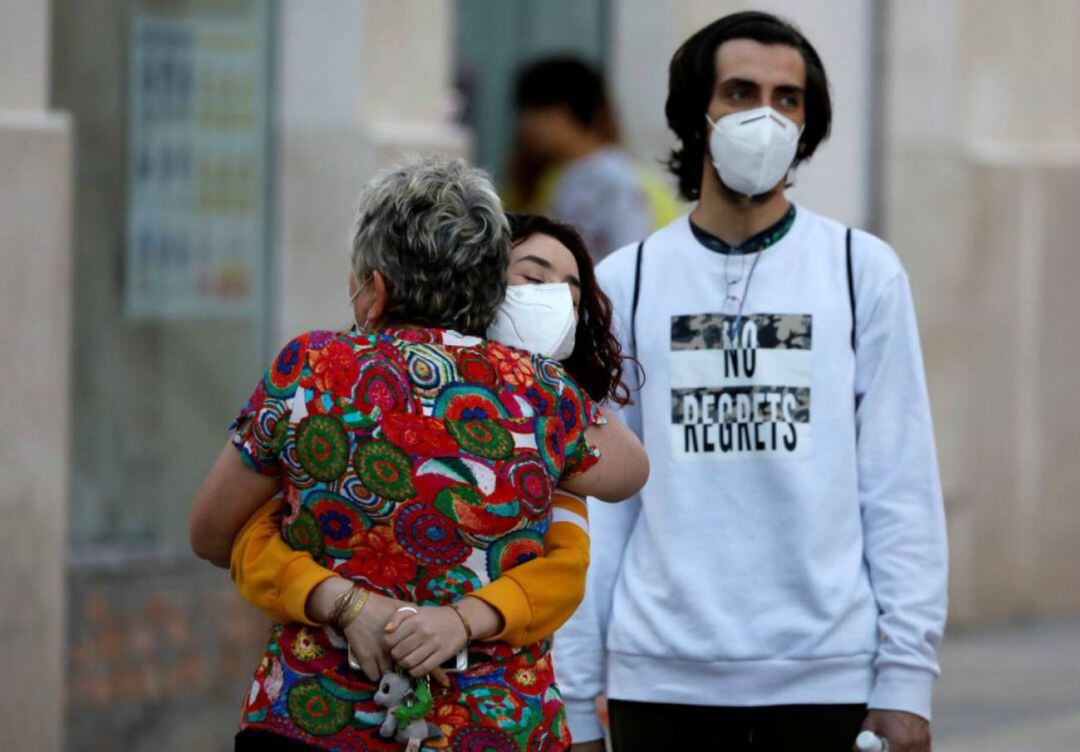 Un abrazo entre una abuela y su nieta