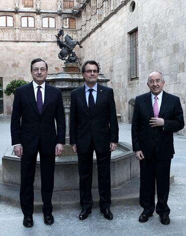 El presidente del BCE, Mario Draghi, junto al presidente de la Generalitat catalana, Artur Mas, y el gobernador del Banco de España, Miguel Ángel Fernández Ordóñez