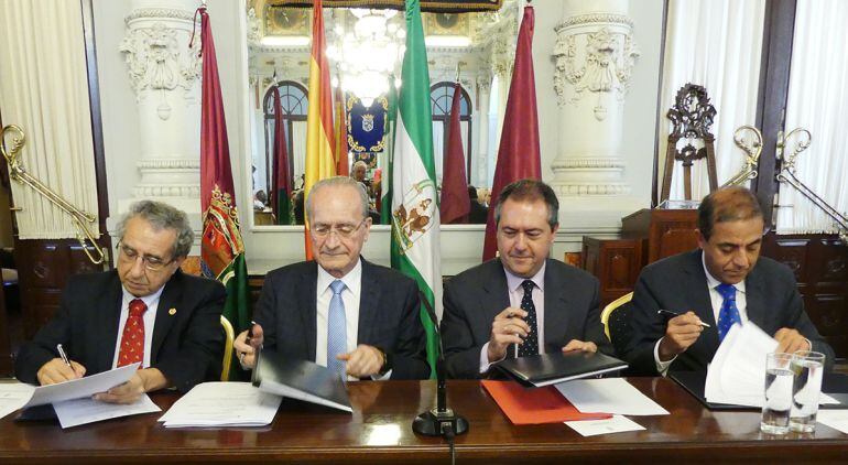 Los alcaldes de Sevilla y Málaga flanqueados por los rectores de las Universidades de Sevilla y Málaga