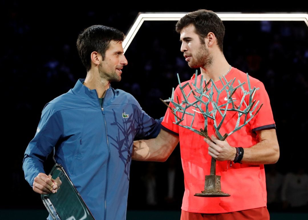 Djokovic y Khachanov reciben los premios. 