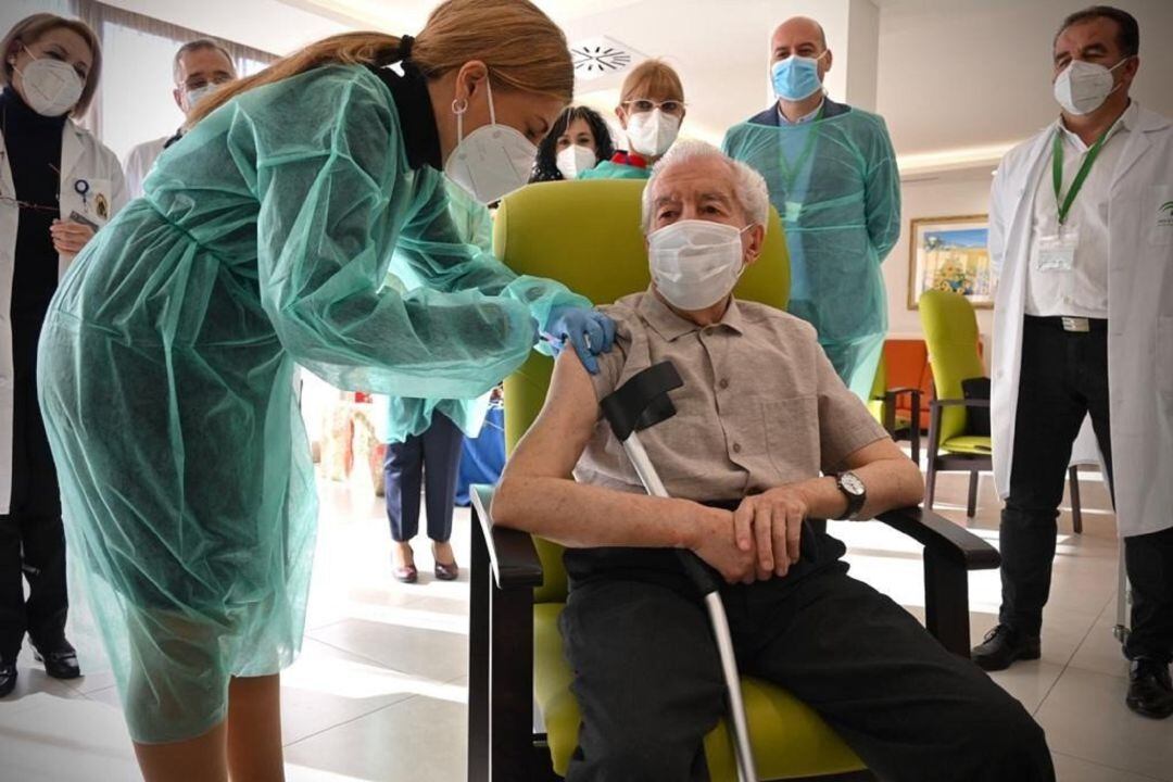 Antonio Yáñez, de 87 años, residente del centro de mayores &quot;Beato Fray Leopoldo&quot; de Granada, ha sido el primer andaluz que recibió la vacuna contra la Covid 19