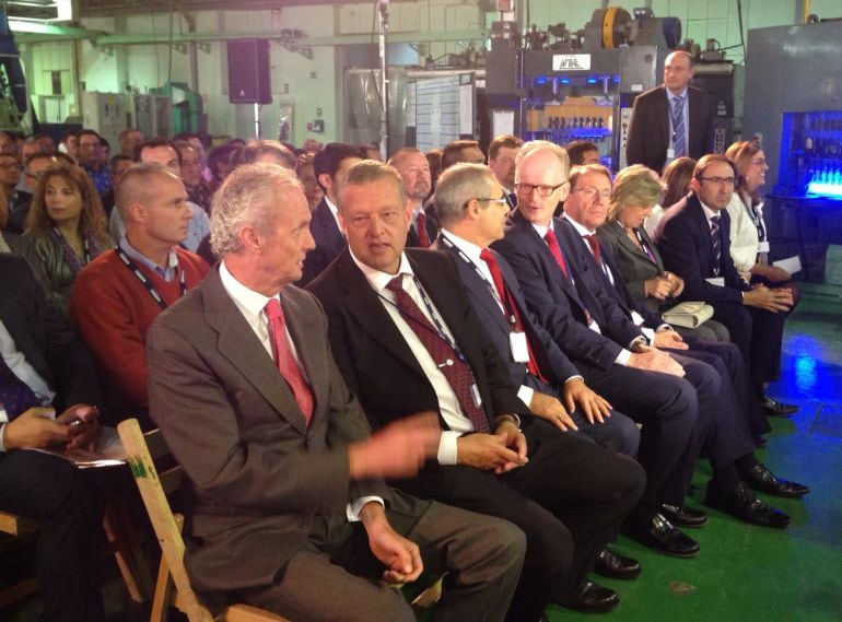 Pedro Morenés, Ministro de Defensa (primero por la izquierda) junto a autoridades locales y los embajadores de Suecia y Finlandia