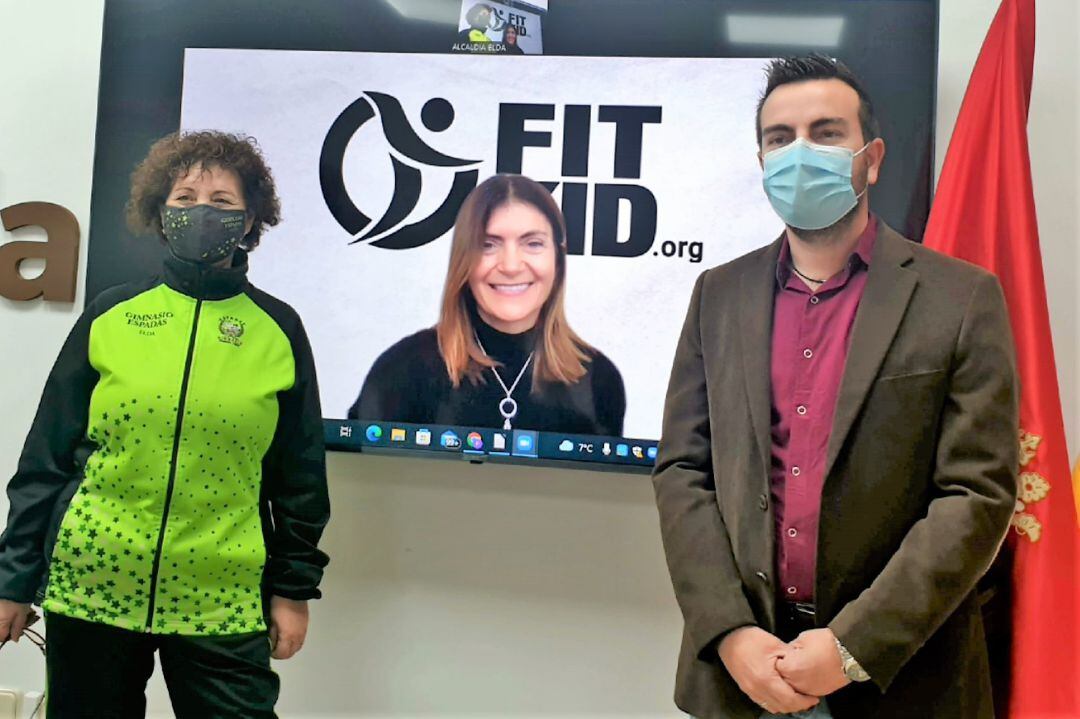 María Navarro del Gym Espadas y Fernando Gómez, edil de Deportes de Elda, flanqueando a Alicia López, Pdta. deFitkid España