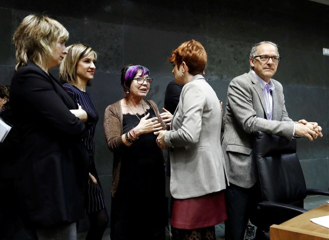 El portavoz del grupo parlamentario de EH Bildu Adolfo Araiz (d), junto a las parlamentarias, Bakartxo Ruiz (2d), Tere Sáez (3d), Nuria Medina (2i) y Virginia Alemán (i), en el inicio de la última sesión del Parlamento de Navarra antes de disolverse con motivo de las próximas elecciones autonómicas, donde se ha aprobado con el voto en contra de UPN y PP, la Ley Foral de Igualdad entre Mujeres y Hombres. 