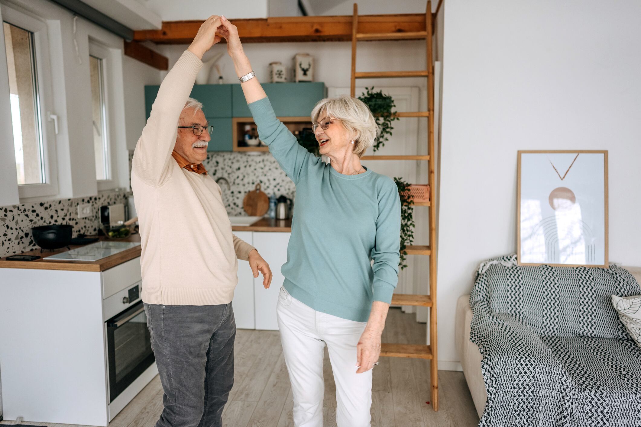 Pareja de gente mayor bailando.