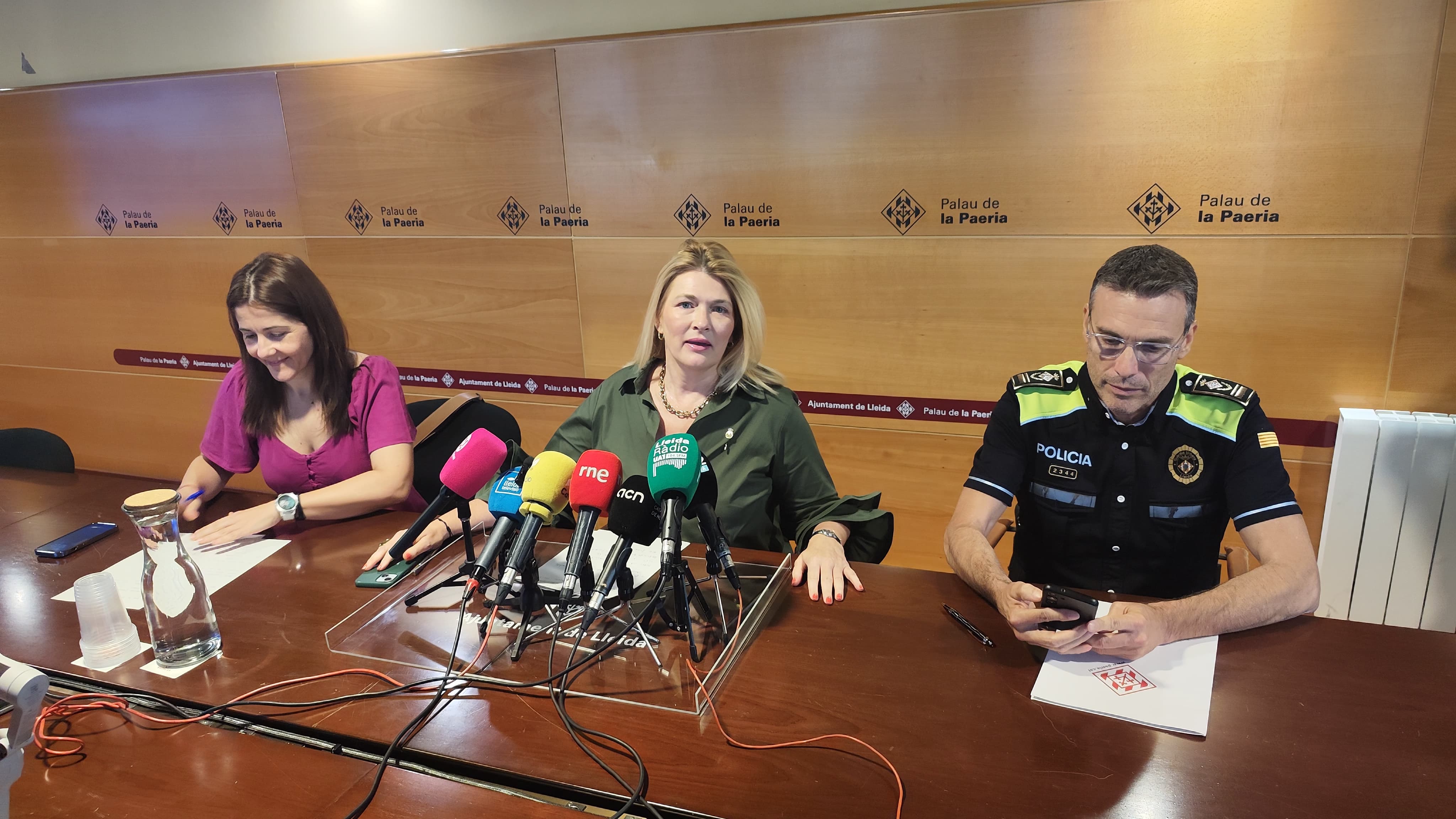D&#039;esquerra a dreta, Cristina Morón, Begoña Iglesias i Josep Mallada. Han explicat que s&#039;ha pogut posar fi a tres dies de cremes de contenidors amb la detenció de la responsable: una dona de 32 anys.