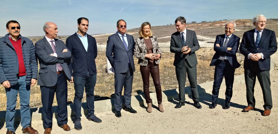 La consejera de Economía, Pilar del Olmo, con el alcalde Javier Lacalle, el presidente de la Cámara de Comercio, Méndez Pozo y directivos de TRAGSA y la Administración autonómica