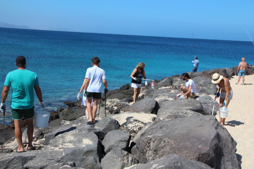 Labores de limpieza en las inmediaciones de la playa.