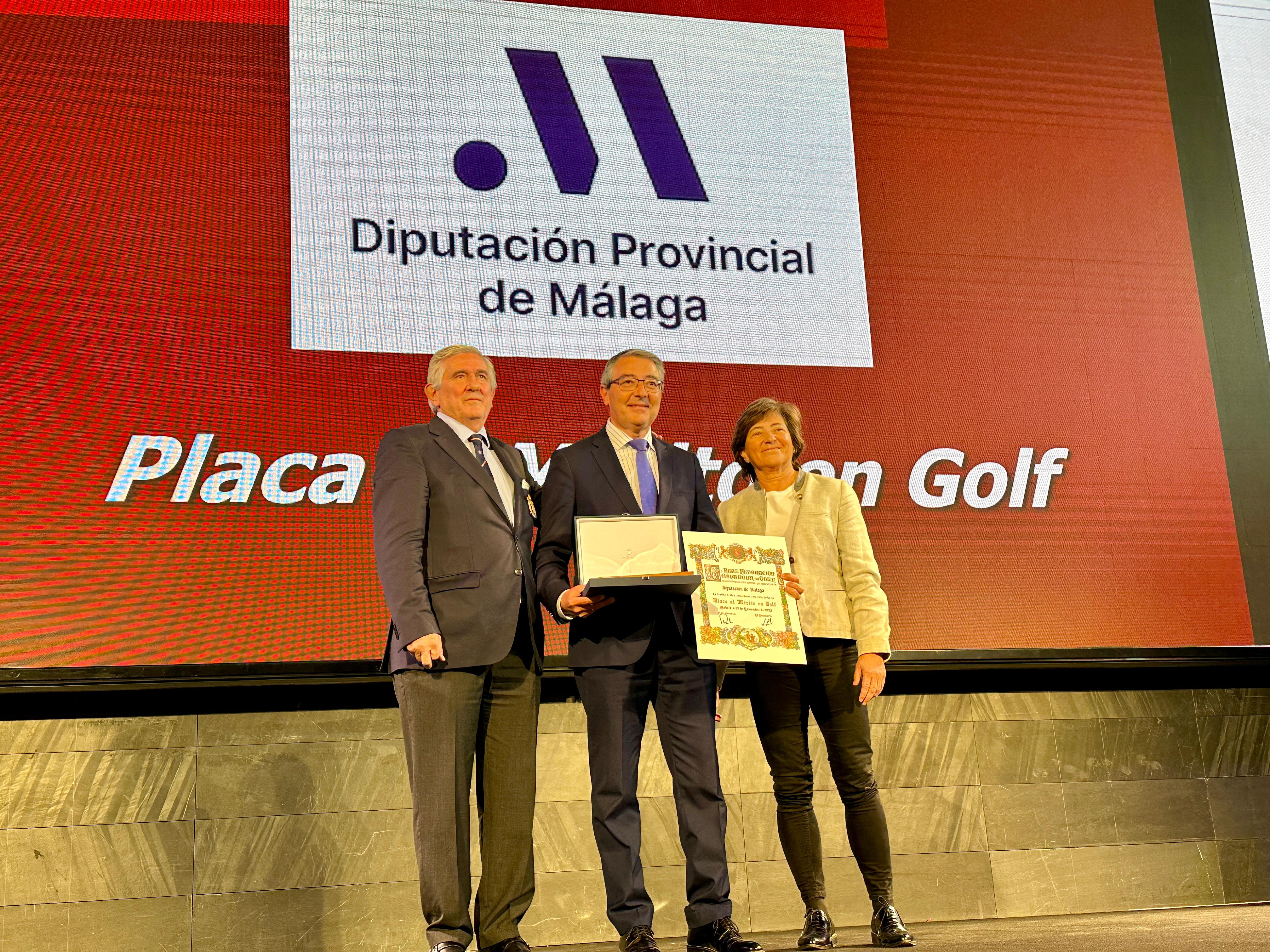 El presidente de la Diputación Provincial Francisco Salado recogiendo el premio concedido por la Real Federación Española de Golf