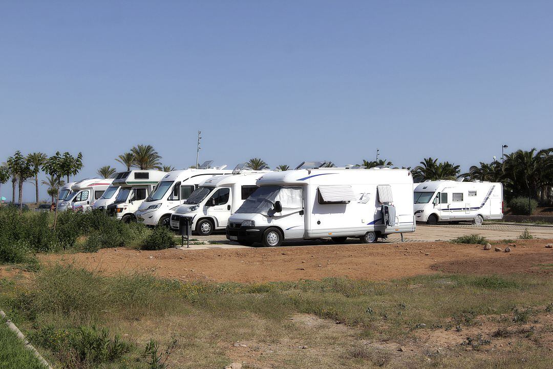 Autocaravanas en la playa de Castelló