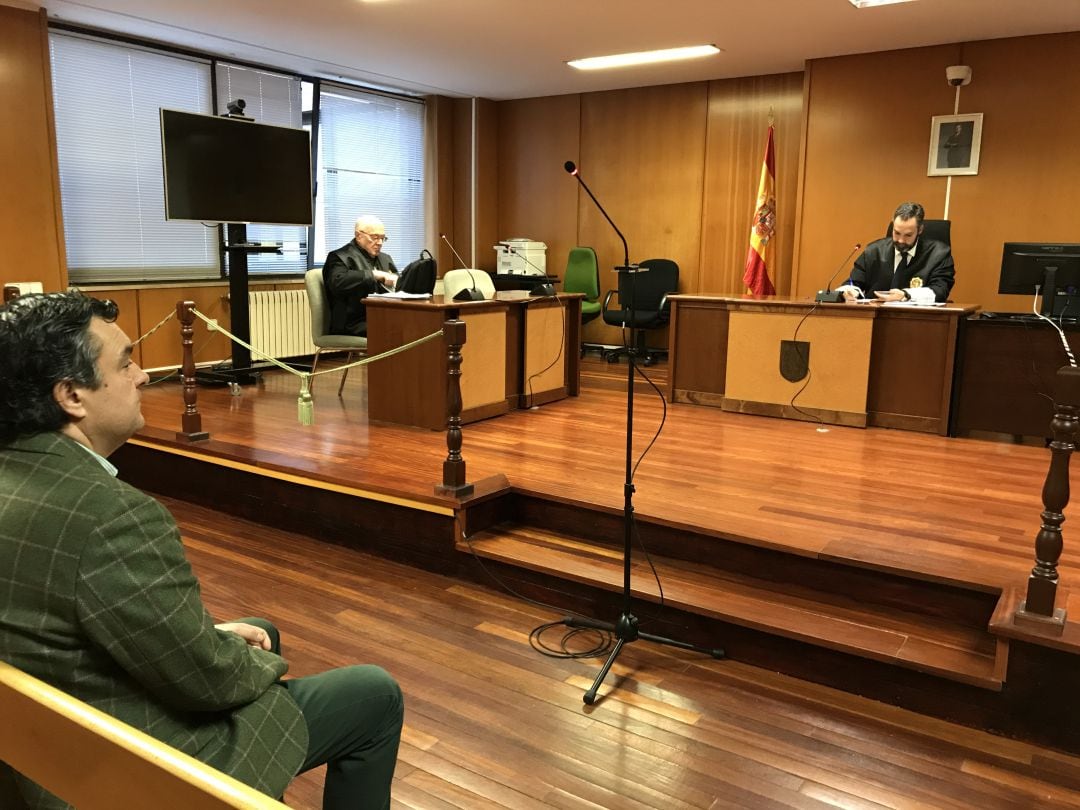 El exalcalde de Cubillos en el juzgado de lo Penal de Ponferrada