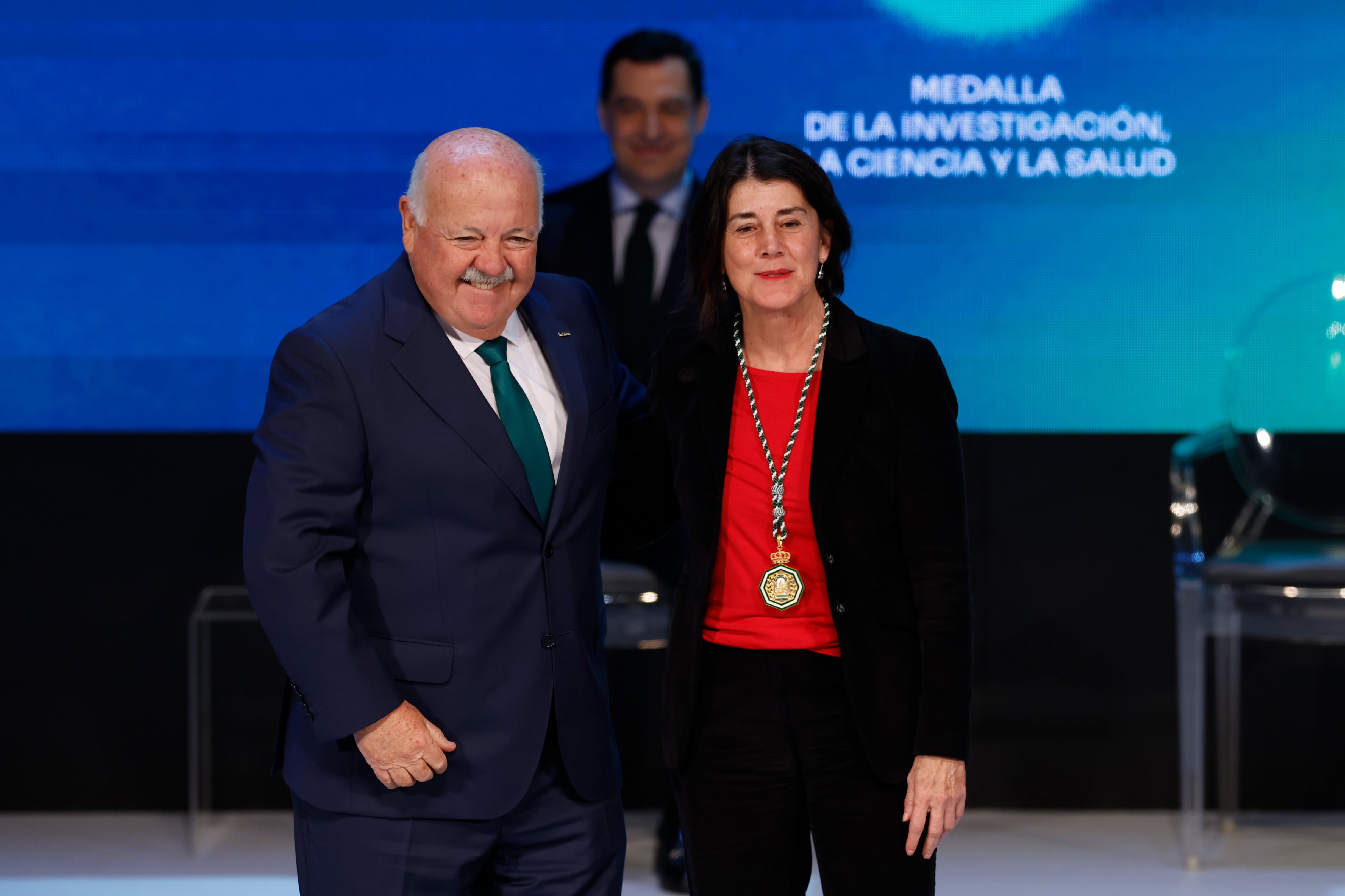 SEVILLA, 28/02/2025.- El presidente del Parlamento autonómico, Jesús Aguirre, tras imponer la Medalla de Andalucía de la Investigación, la Ciencia y la Salud a Casiana Muñoz Tuñón, investigadora del Instituto de Astrofísica de Canarias, durante el acto institucional de entrega de las distinciones de Hijo/a Predilecto/a y las Medallas de Andalucía, este viernes en Sevilla. EFE/Julio Muñoz
