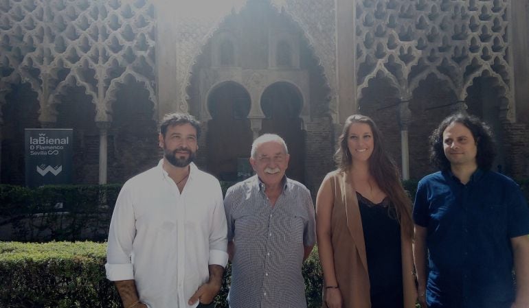 De izquierda a derecha, en el Patio del Yeso del Real Alcázar, José Valencia, el director de la Bienal, Antonio Zoido; Argentina y Fhami Alqhai