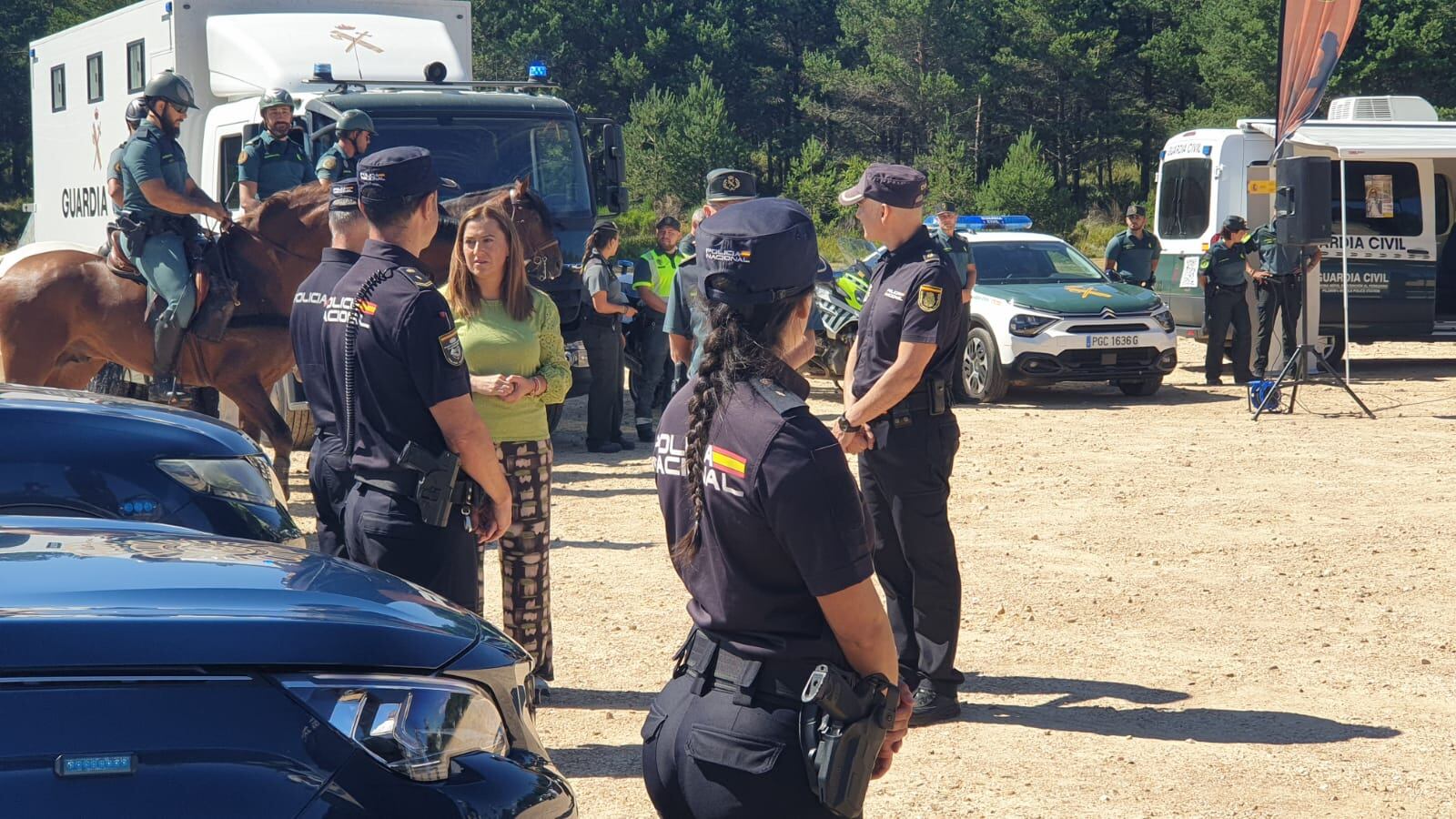 La delegada de Gobierno en Castilla y León, Virginia Barcones con los medios del dispositivo en  la Cruz de Ferro