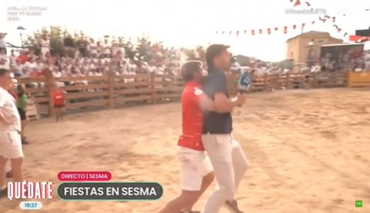 Momento en el que el reportero es llevado frente a la vaquilla en el programa &#039;Quédate&#039; de la ETB