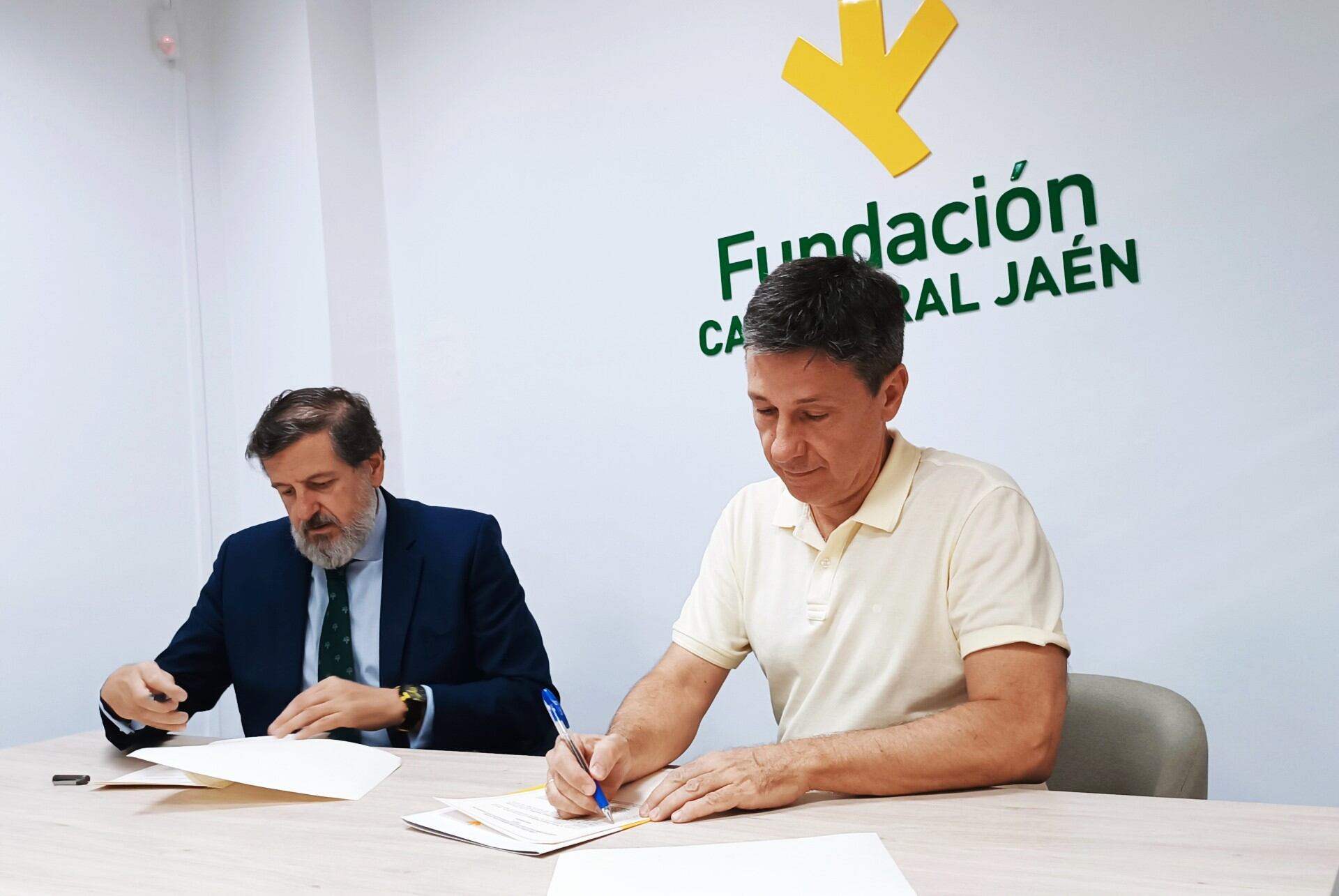 De izquierda a derecha, el gerente de la Fundación Caja Rural de Jaén, Luis Jesús García-Lomas, y el director de Cáritas Diocesana de Jaén, Rafael Ramos.