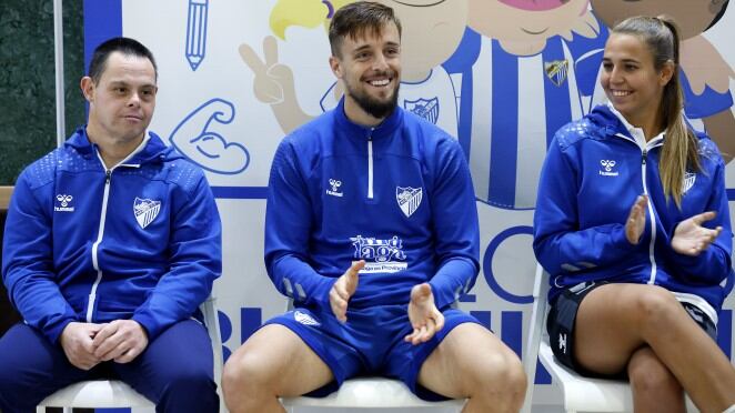 Jornada de Valores Blanquiazules en el estadio de La Rosaleda con el CEIP Ciudad de Jaén de Churriana y los jugadores Genaro Rodríguez, Silvia Mérida, Antonio Capitán y Juan Antonio Fernández