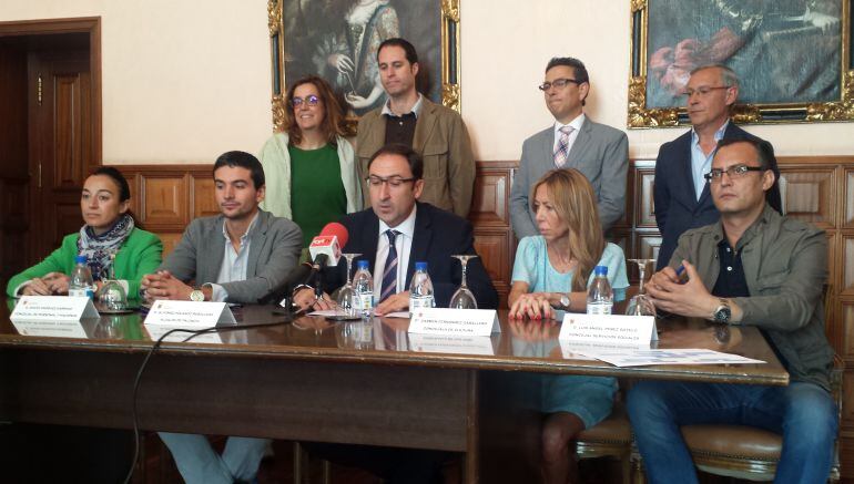 Sentados David Vázquez (2º izda) y Luis Ángel Pérez (1º dcha)