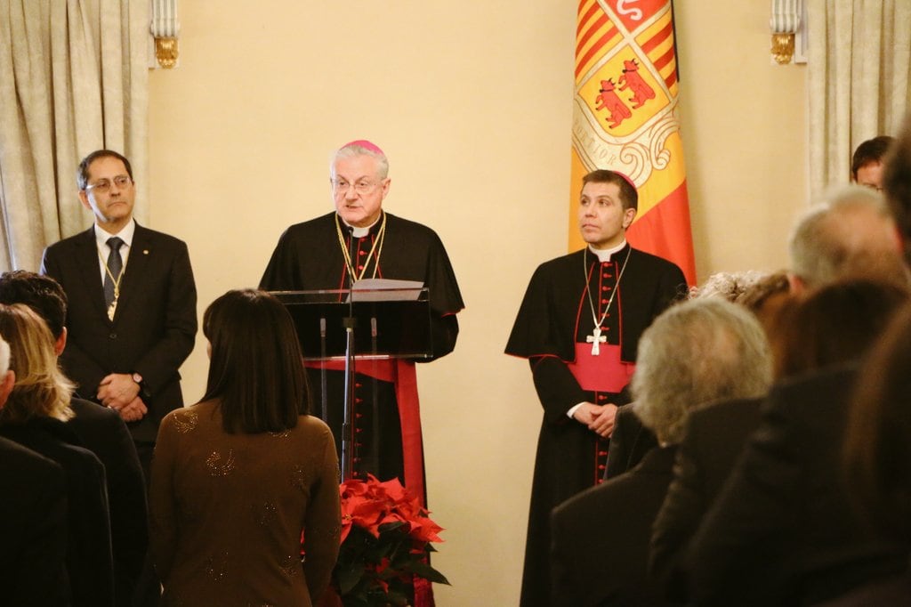 Joan-Enric Vives, acompanyat per primer cop del coadjutor Josep Lluís Serrano, durant el seu discurs en la tradicional recepció de Nadal al Palau Episcopal.