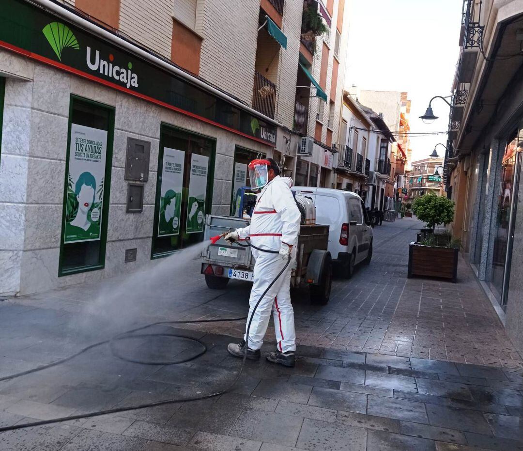 Operarios municipales llevan a cabo nuevas tareas de desinfección en las calles de la localidad 