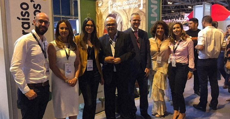 El diputado de Promoción y Turismo, Manuel Fernández (centro), con empresarios jienenses asistentes a la feria.