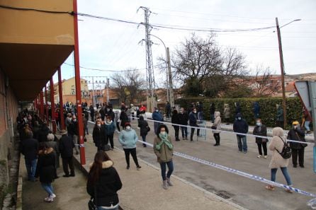 Vecinos esperando durante la mañana para participar en el cribado poblacional de Cuéllar y su zona básica de salud