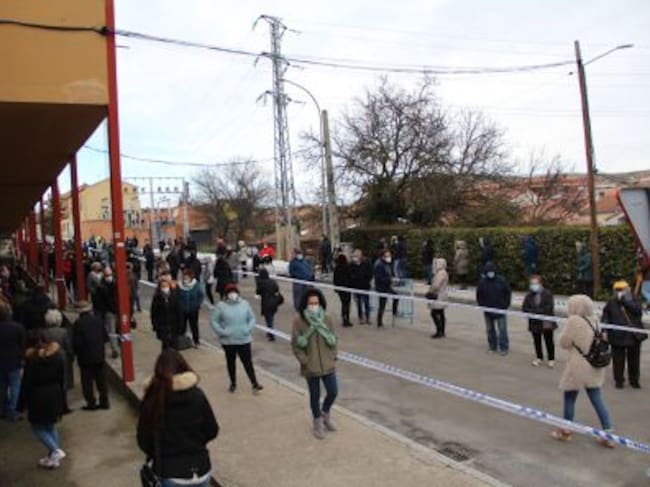 Vecinos esperando durante la mañana para participar en el cribado poblacional de Cuéllar y su zona básica de salud