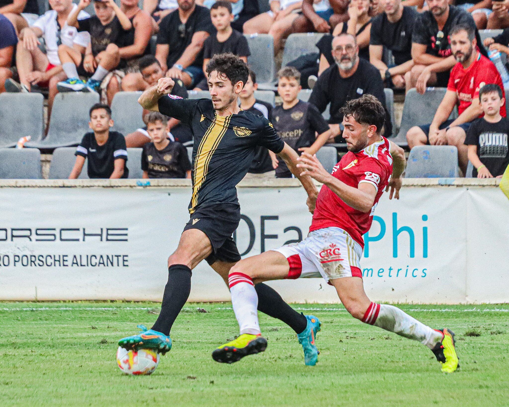 Aarón Piñán, en el partido ante el Real Murcia de la temporada pasada. Foto: CF Intercity