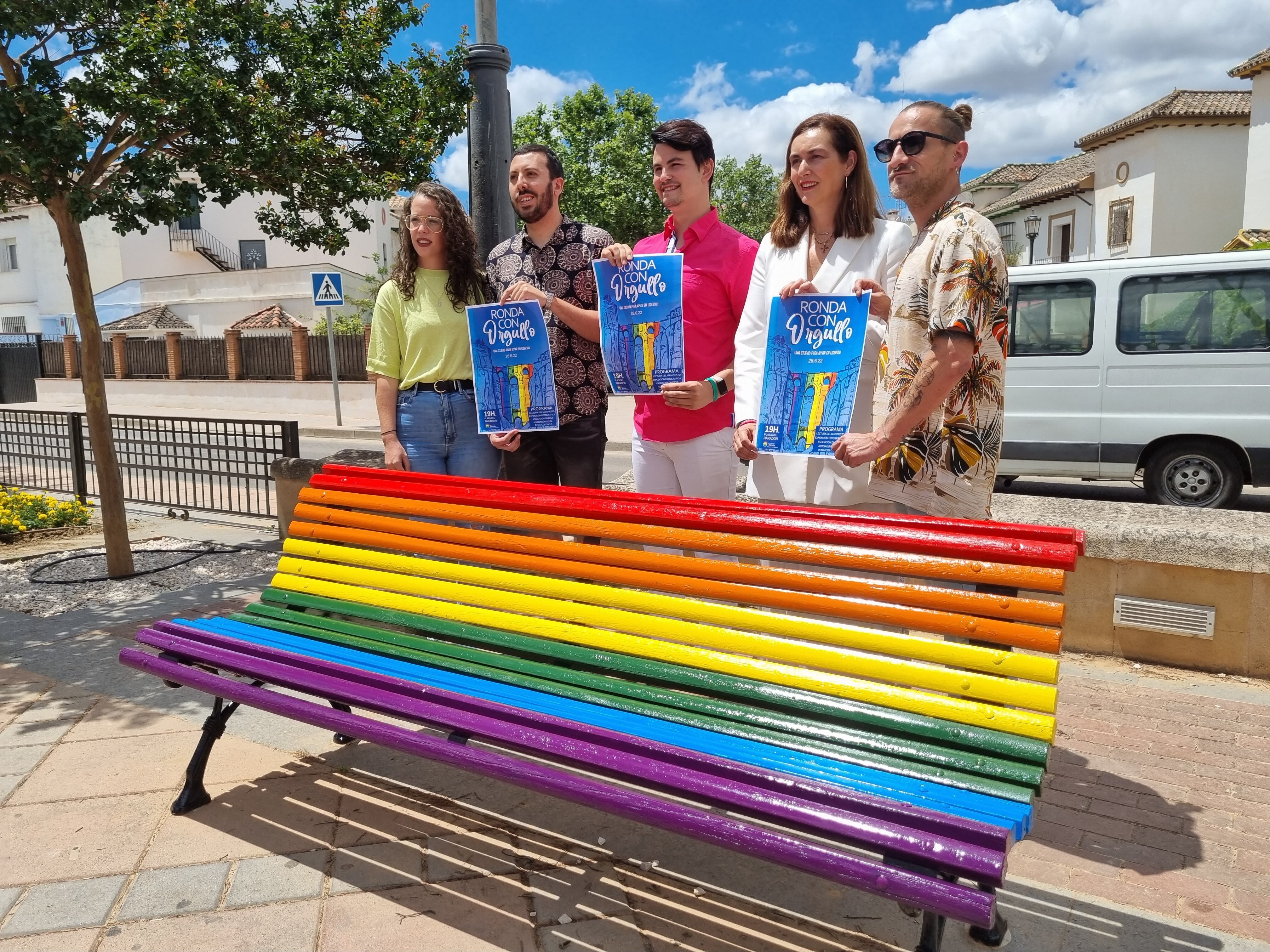 Presentación de las actividades programadas, junto al banco de la avenida Martínez Astein que se ha pintado para la ocasión