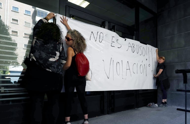 La plaza situada ante el Palacio de Justicia de Pamplona ha sido escenario de momentos de gran tensión cuando los cientos de manifestantes que están expresando su indignación por el fallo judicial de La Manada 