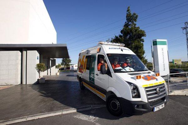 Ambulancia saliendo de un centro de salud