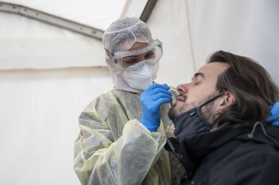 Sanitario tomando muestra para prueba PCR Covid-19