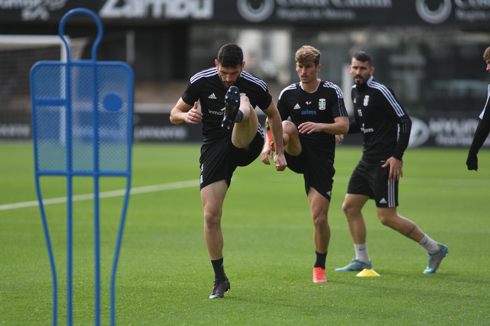 Juanpe, en segundo plano, entre Pablo Vázquez y Datkovic