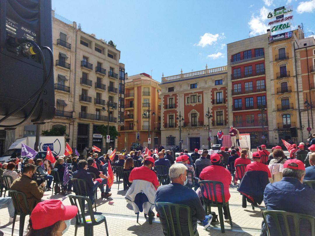La Bandeja de la Plaza de España de Alcoy ha sido el punto de concentración de este Primero de Mayo.