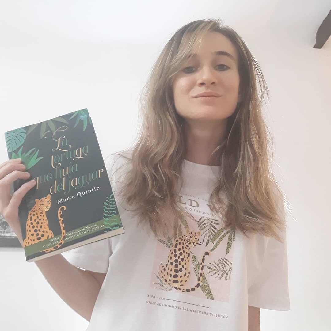 Marta Quintín posa con uno de sus libros