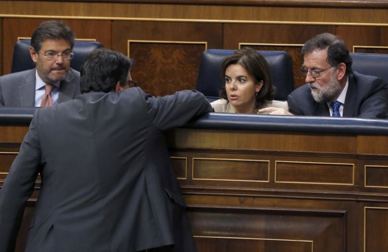 El portavoz del PNV Aitor Esteban habla con la vicepresidenta del Gobierno, Soraya Sáenz de Santamaría, junto al presidente del Gobierno, Mariano Rajoy, y el ministro de Justicia, Rafael Catalá.