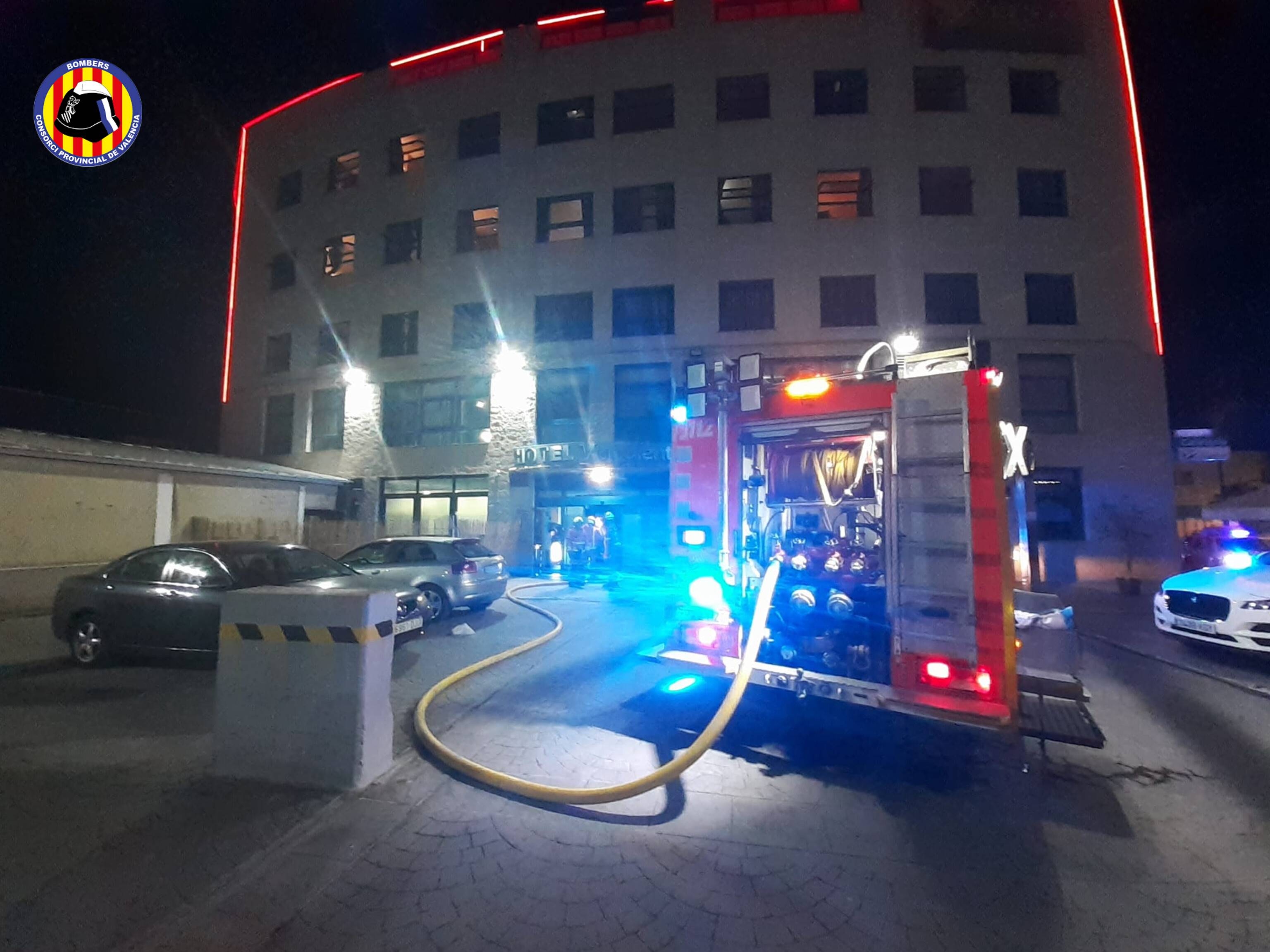 Un incendio en un hotel de Catarroja (Valencia) obliga a evacuar a 70 personas.